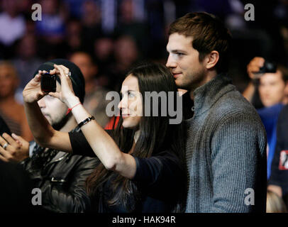 Ashton Kutcher e Demi Moore in UFC 104 al Staples Center di Los Angeles, California, il 24 ottobre 2009. Foto di Francesco Specker Foto Stock