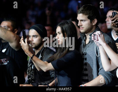 Ashton Kutcher e Demi Moore in UFC 104 al Staples Center di Los Angeles, California, il 24 ottobre 2009. Foto di Francesco Specker Foto Stock