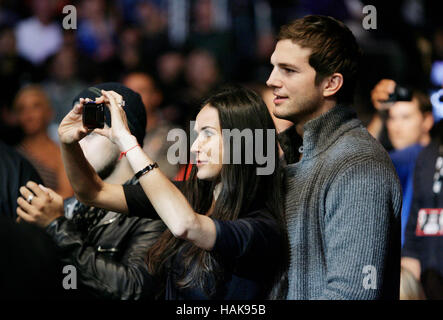 Ashton Kutcher e Demi Moore in UFC 104 al Staples Center di Los Angeles, California, il 24 ottobre 2009. Foto di Francesco Specker Foto Stock