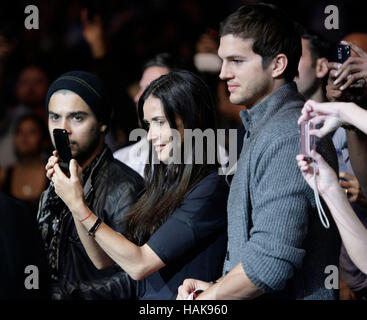 Ashton Kutcher e Demi Moore in UFC 104 al Staples Center di Los Angeles, California, il 24 ottobre 2009. Foto di Francesco Specker Foto Stock