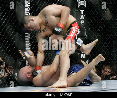 Cain Velasquez, top combatte Ben Rothwell in UFC 104 al Staples Center di Los Angeles, California, il 24 ottobre 2009. Francesco Specker Foto Stock