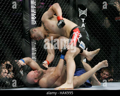 Cain Velasquez, top combatte Ben Rothwell in UFC 104 al Staples Center di Los Angeles, California, il 24 ottobre 2009. Francesco Specker Foto Stock