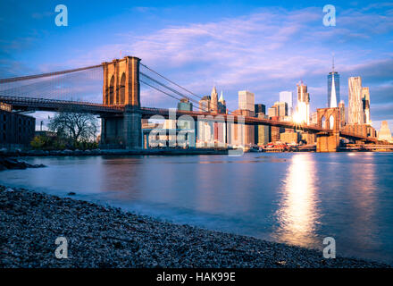 Il Ponte di Brooklyn a sunrise verso Manhattan Foto Stock