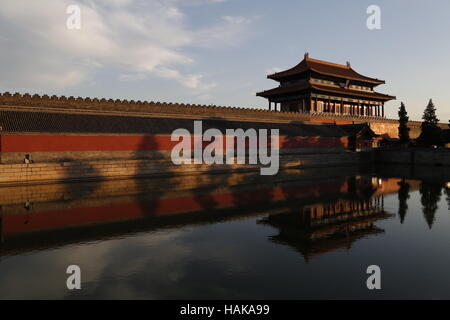 Il cancello di prodezza divina riflessa nel fossato del Palazzo (Tongzi egli) che circonda la Città Proibita di Pechino Foto Stock