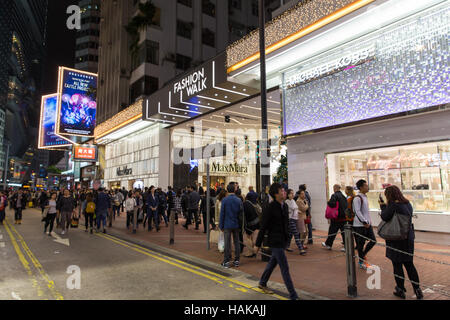 Hong Kong la strada affollata del quartiere dello shopping di notte Foto Stock