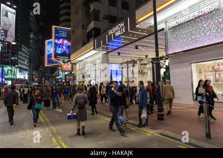 Hong Kong la strada affollata del quartiere dello shopping di notte Foto Stock