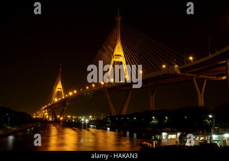 Il Bhumibol Bridge, noto anche come anello industriale ponte stradale è parte della 13 km industriale lungo la circonvallazione sud di collegamento Bangkok con Sam Foto Stock