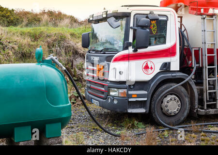 Il riscaldamento domestico serbatoio olio essendo riempito dalla autocisterna, Irlanda Foto Stock