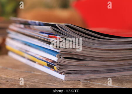 I caricatori sul tavolo di legno Foto Stock