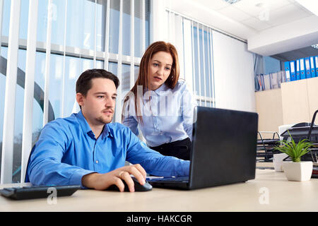 La gente di affari nel lavoro di ufficio con computer portatile. Foto Stock
