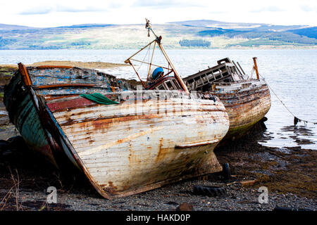 Colorato abbandonato scozzese barche da pesca a Salen beach, Isle of Mull Foto Stock