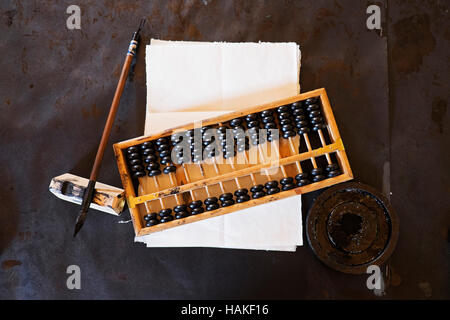 Abacus, penna stilografica e la carta pergamena a scuola cinese di Barkerville Città Storica in British Columbia, Canada Foto Stock