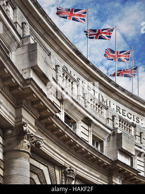 Parte superiore della Admiralty Arch edificio con bandiere britanniche, Londra, Inghilterra Foto Stock
