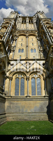 Vista imponente dell'architettura gotica della Cattedrale di Wells nel Somerset, Inghilterra Foto Stock