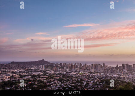 Una alta vista sullo skyline di Honolulu da tantalo drive scenic outlook al tramonto. Foto Stock