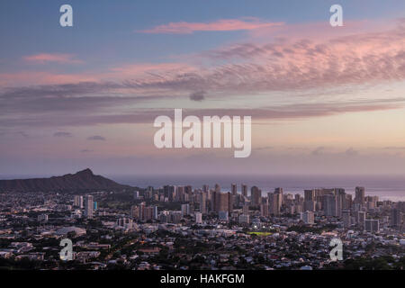 Una alta vista sullo skyline di Honolulu da tantalo drive scenic outlook al tramonto. Foto Stock