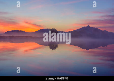 Paesaggio all'alba con Castello Wachsenburg riflettente nel lago, Drei Gleichen, Ilm distretto, Turingia, Germania Foto Stock