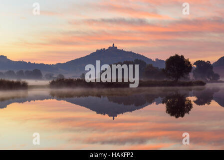 Il castello di Wachsenburg all'alba riflettendo nel lago, Drei Gleichen, Ilm distretto, Turingia, Germania Foto Stock