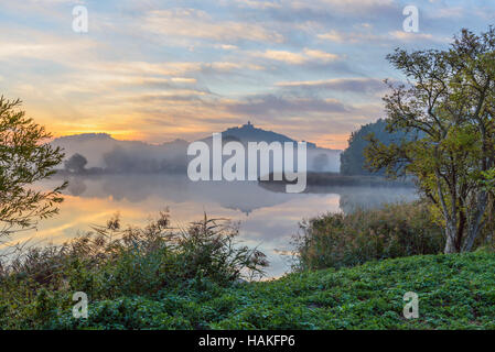 Paesaggio all'alba con Wachsenburg il castello e il lago nella nebbia mattutina, Drei Gleichen, Ilm distretto, Turingia, Germania Foto Stock
