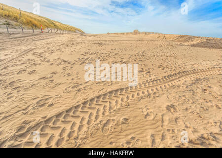 Tracce di pneumatici e impronte nella sabbia sulla spiaggia di Katwijk aan Zee, South Holland, Paesi Bassi. Foto Stock