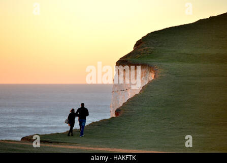 Giovane a piedi vicino al ciglio della scogliera a Beachy Head, famoso suicidio spot in East Sussex. Foto Stock