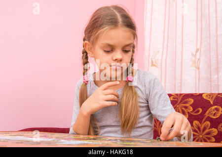 La ragazza ha pensato la raccolta di foto del puzzle Foto Stock