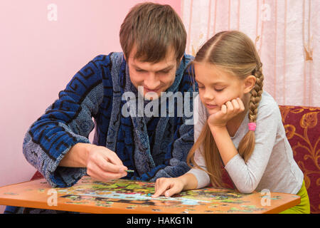 Padre e figlia di raccogliere con entusiasmo immagine del puzzle Foto Stock