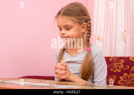 Ragazza divertente pensato busbana francese guance raccolta foto del puzzle Foto Stock