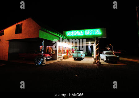 Il famoso WigWam Motel lungo il percorso 66 in Holbrook Arizona è accesa con neon di notte. Foto Stock