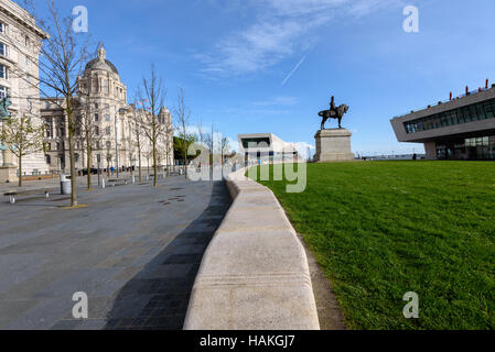 Liverpool Waterfront con la statua equestre del re Edward VII e il porto di Liverpool building Foto Stock