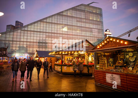 Manchester si spegne il natale museo del calcio tramonto mercati tedeschi notte crepuscolo alba Natale winter festival di festa cristiani vacanze felici occasi Foto Stock