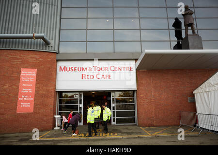 Il Manchester United Tour ingresso red cafe la sicurezza al di fuori di ricerca visitatori stadio Old Trafford tour museo red cafè il sir Alex Ferguson statua stand Foto Stock