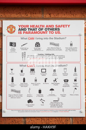 Il Manchester United Sir avviso MUFC stadio Old Trafford football club salute sicurezza avviso portare in non oggetti vietati articoli segno displaye Foto Stock