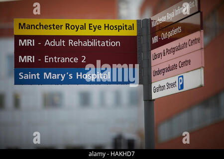 Manchester segni dell'Ospedale Universitario occhio Royal Infirmary MRI ingresso St Saint Mary's carl simbolo di parcheggio avviso direzioni di puntamento bacheca NHS Foto Stock