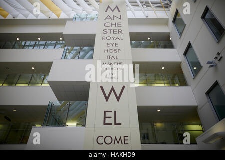 Ospedale di Manchester segni interni ingresso Università occhio Royal Infirmary MRI benvenuto di ingresso vista stile grafico bacheca NHS ospedale infermiere Foto Stock