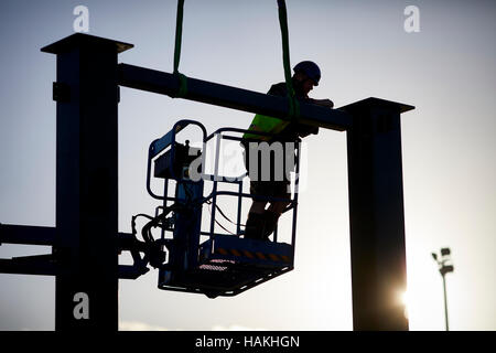 Lavoro su starting​ Lancaster in Lancashire Regno Unito home per l'Europa del primo volo ingegnere Torre woking sul metallo struttura incorniciata inizia sulla gravità instulation Foto Stock