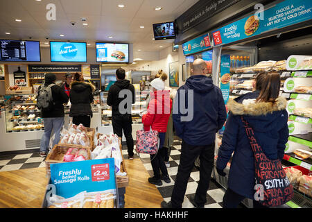 Manchester Greggs bakery shop store interior Deansgate torte torte cena pastosa molto takeaway negozi di shopping shopper negozio rivenditore al dettaglio retail ret Foto Stock