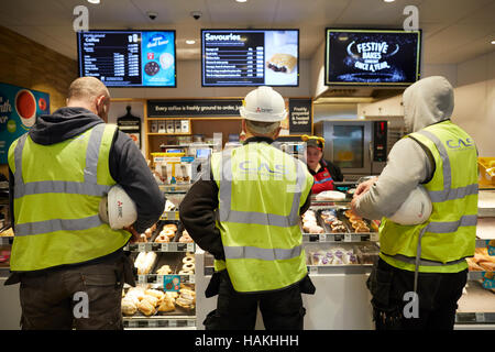 Manchester Greggs bakery shop store interior Deansgate torte torte cena pastosa molto takeaway negozi di shopping shopper negozio rivenditore al dettaglio retail ret Foto Stock