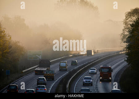 A64 strada principale nebbia di mattina nebbia meteo Yorkshire Inghilterra links Leeds York Scarborough a doppia carreggiata vecchia strada romana occupato uscita svincolo traff Foto Stock