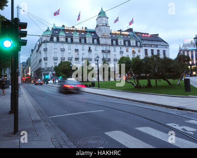 OSLO, Norvegia-sept. 12: La storica Grand Hotel è visto con la norvegese bandiere nazionali soffiando nel vento di Oslo, Norvegia del 12 settembre 2016. Foto Stock