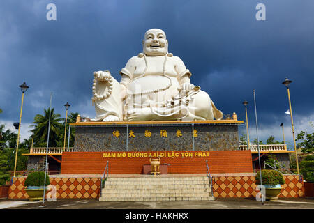 Gigantesca statua del Buddha a Vinh Trang tempio buddista, vicino a My Tho, Delta del Mekong, Vietnam Foto Stock