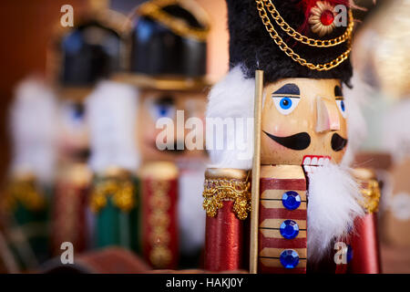 Manchester bancarelle mercatini di natale schiaccianoci close up viso soldato giocattolo regalo in legno fornitore bazaar trader di commercianti indipendenti di negozi shoppers venditore Foto Stock