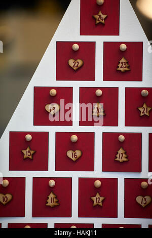 Manchester bancarelle mercatini di Natale calendario dell'avvento di cassetti in legno close up viso rosso dono botteghe tradizionali decorazioni di Natale vittoriano inverno Foto Stock