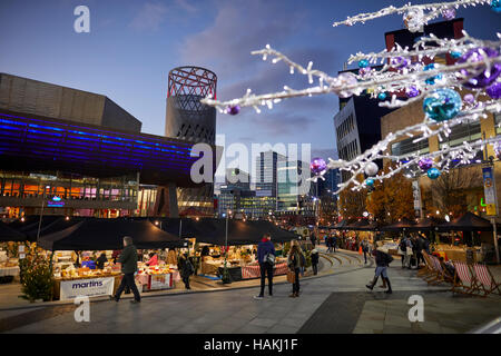 Salford Quays Lowry Theatre Museo esterno pubblico lo spazio espositivo arte visualizza la visualizzazione di illustrazioni di opere pezzi esposti dipinti escalato dello spazio Foto Stock