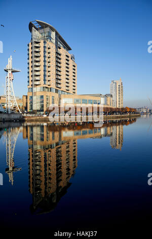 Salford Quays Manchester Lowry Outlet mall Blue sky soleggiata conca docks waterfront appartamento città Medai MediaCity riflessione architetto prope proprietà Foto Stock