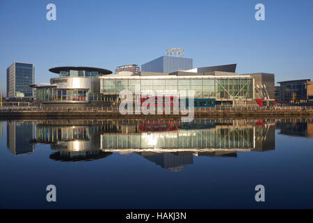 Salford Quays Manchester Lowry Museo Dettaglio parte anteriore vicino lungomare copyspace di riflessione il teatro e la galleria complesso situato sul molo 8 architetto Foto Stock