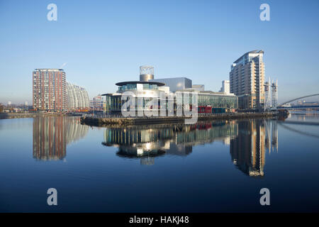 Salford Quays Manchester MediaCity BBC frontale di dettaglio fino vicino lungomare copyspace riflessione HQ ITV Granada complesso situato sul molo 8 landmark Arch Foto Stock