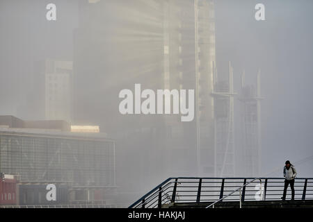 Salford Quays Manchester appartamento sovrano di blocco anteriore del punto vicino lungomare copyspace di riflessione il teatro e la galleria alberi complessi abstract Foto Stock