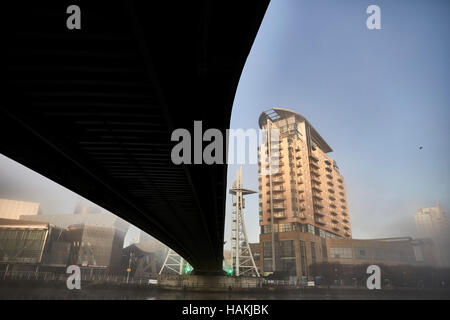 Salford Quays Manchester appartamento sovrano di blocco anteriore del punto vicino lungomare copyspace di riflessione il teatro e la galleria alberi complessi abstract Foto Stock