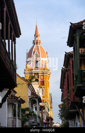 Colonial balconi e una vista della cattedrale di Cartagena, Colombia Foto Stock